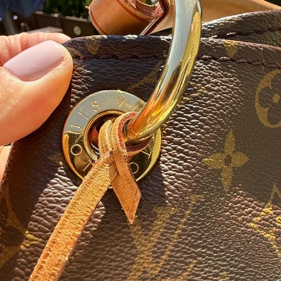 Louis Vuitton Artsy MM Monogram Bag - Picture 4 of 16